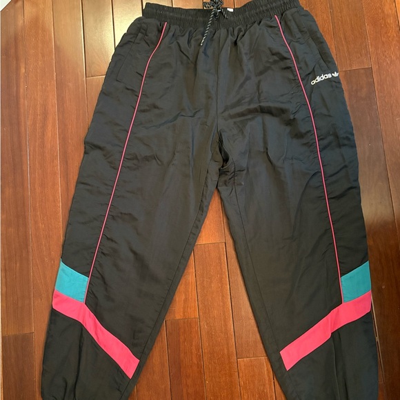 adidas Originals tech trefoil utility pant and jacket in black - Picture 8 of 9